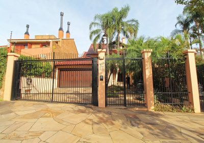Casa com 381m², 4 dormitórios, 1 suíte, 4 vagas no bairro Chácara das Pedras em Porto Alegre