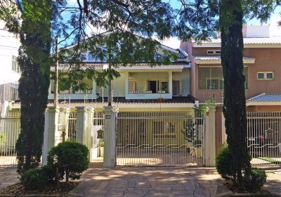 Casa com 285m², 4 dormitórios, 1 suíte, 4 vagas no bairro Jardim Planalto em Porto Alegre
