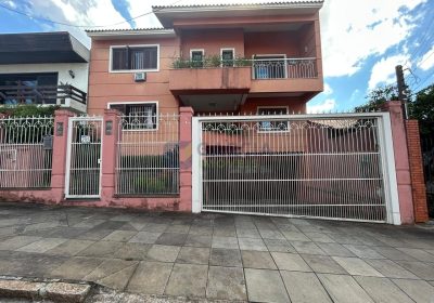 Casa com 508m², 4 dormitórios, 1 suíte, 4 vagas no bairro Vila Ipiranga em Porto Alegre