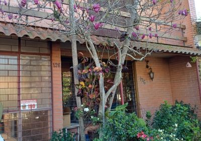 Casa com 200m², 4 dormitórios, 2 vagas no bairro Partenon em Porto Alegre