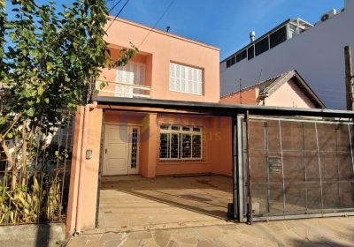 Casa com 240m², 4 dormitórios, 3 suítes, 2 vagas no bairro Floresta em Porto Alegre