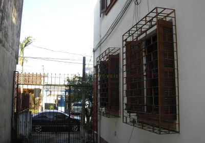 Casa com 271m², 4 dormitórios, 3 vagas no bairro São Sebastião em Porto Alegre