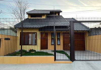 Casa com 212m², 3 dormitórios, 1 suíte, 3 vagas no bairro Rubem Berta em Porto Alegre