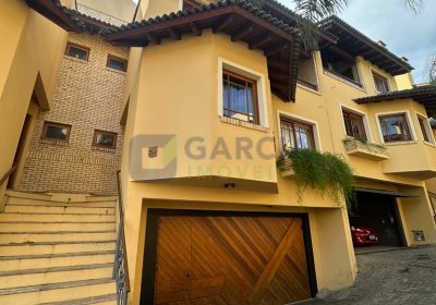 Casa com 314m², 3 dormitórios, 1 suíte, 2 vagas no bairro Tristeza em Porto Alegre