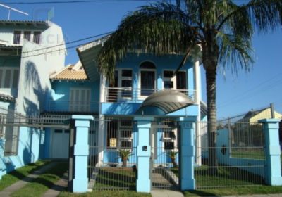 Casa com 319m², 3 dormitórios, 2 suítes, 3 vagas no bairro Santa Fé em Porto Alegre