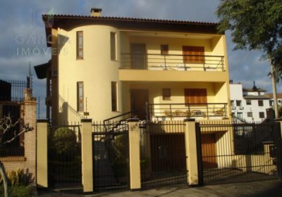 Casa com 390m², 4 dormitórios, 4 suítes, 6 vagas no bairro Jardim Planalto em Porto Alegre