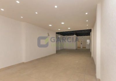 Prédio com 300m², 2 vagas no bairro Navegantes em Porto Alegre