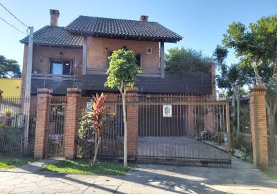 Casa com 212m², 3 dormitórios, 1 suíte, 2 vagas no bairro Vila Floresta em Porto Alegre