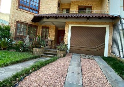 Casa com 205m², 3 dormitórios, 2 suítes, 2 vagas no bairro Vila Ipiranga em Porto Alegre