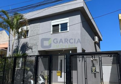 Casa com 219m², 3 dormitórios, 2 vagas no bairro Jardim Sabará em Porto Alegre