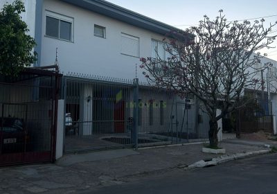 Casa com 356m², 4 dormitórios, 1 suíte, 4 vagas no bairro Navegantes em Porto Alegre