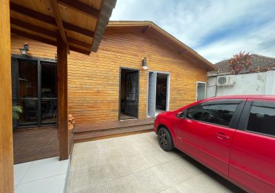 Casa com 250m², 4 dormitórios, 3 vagas no bairro Sarandi em Porto Alegre