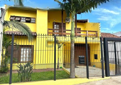 Casa com 313m², 4 dormitórios, 1 suíte, 5 vagas no bairro Passo das Pedras em Porto Alegre