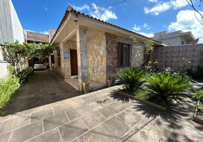 Casa com 310m², 3 dormitórios, 1 suíte, 4 vagas no bairro Santa Maria Goretti em Porto Alegre