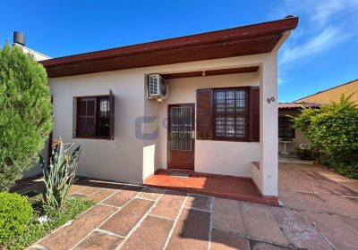 Casa com 58m², 2 dormitórios, 2 vagas no bairro Parque Minuano em Porto Alegre