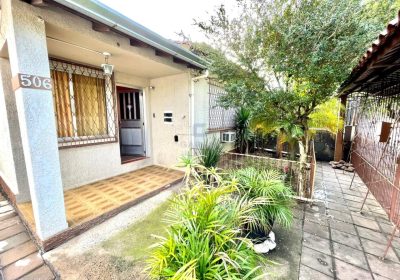 Casa com 263m², 6 dormitórios, 1 suíte, 2 vagas no bairro Parque Minuano em Porto Alegre