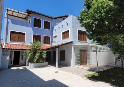 Casa com 341m², 3 dormitórios, 1 suíte, 8 vagas no bairro Ipanema em Porto Alegre