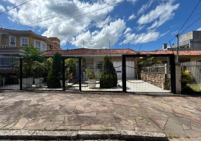 Casa com 253m², 5 dormitórios, 1 suíte, 4 vagas no bairro Vila Ipiranga em Porto Alegre
