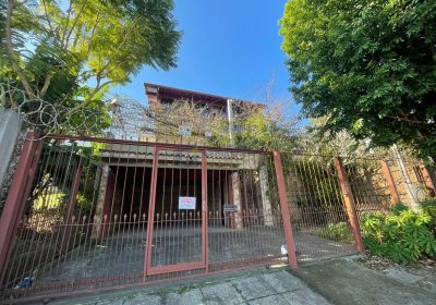 Casa com 190m², 4 dormitórios, 2 vagas no bairro Jardim Leopoldina em Porto Alegre