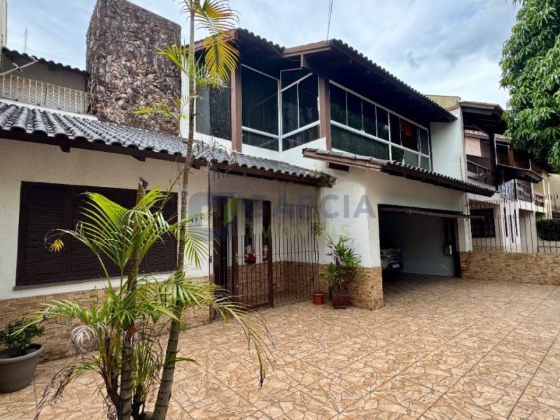 Casa com 350m², 4 dormitórios, 1 suíte, 2 vagas no bairro Jardim Planalto em Porto Alegre