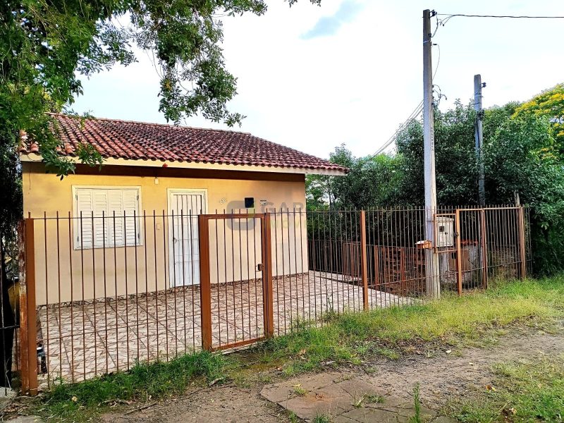 Casa com 40m², 2 dormitórios, 1 vaga no bairro Rubem Berta em Porto Alegre