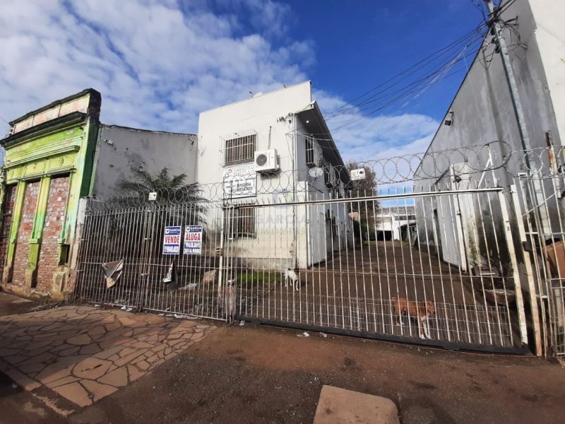 Casa com 108m², 2 dormitórios no bairro Floresta em Porto Alegre