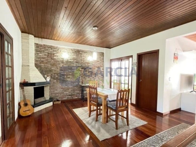 Casa com 265m², 4 dormitórios, 1 suíte, 2 vagas no bairro Sarandi em Porto Alegre