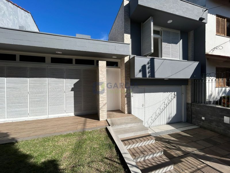 Casa com 213m², 3 dormitórios, 1 suíte, 4 vagas no bairro Vila Ipiranga em Porto Alegre