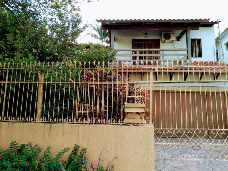 Casa com 249m², 3 dormitórios, 1 suíte, 4 vagas no bairro Nonoai em Porto Alegre