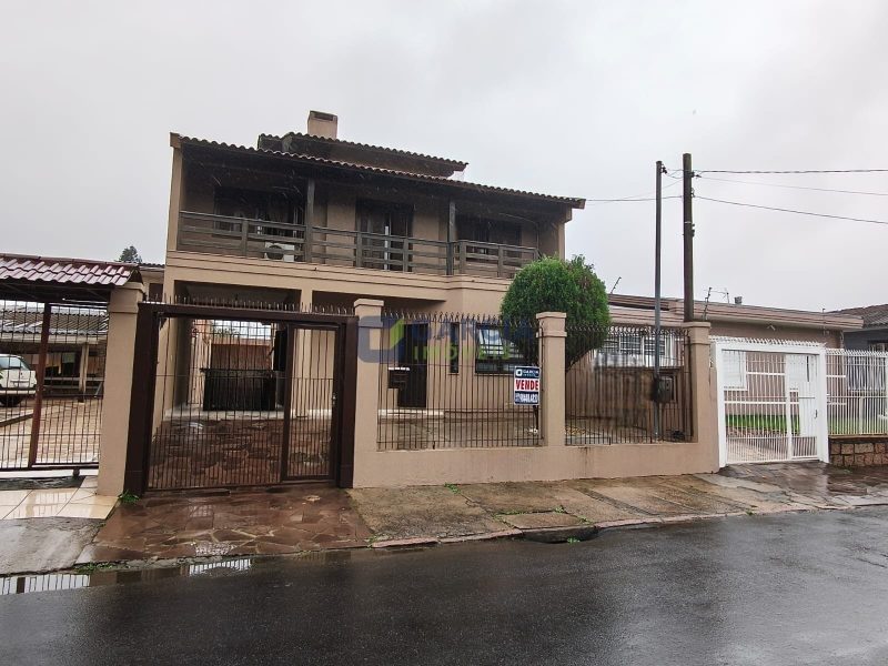 Casa com 267m², 3 dormitórios, 2 vagas no bairro Sarandi em Porto Alegre