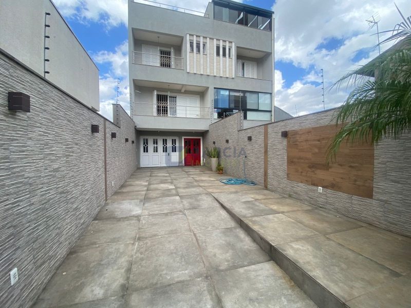 Casa com 394m², 4 dormitórios, 2 suítes, 4 vagas no bairro Jardim Itu em Porto Alegre