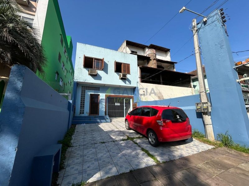 Casa com 264m², 3 dormitórios no bairro Passo da Areia em Porto Alegre