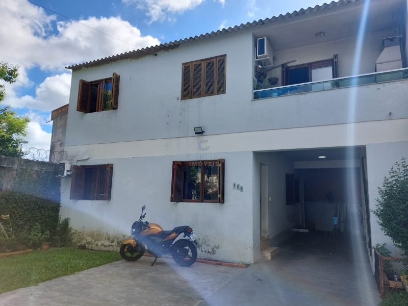 Casa com 122m², 5 dormitórios, 2 suítes, 2 vagas no bairro Jardim Floresta em Porto Alegre