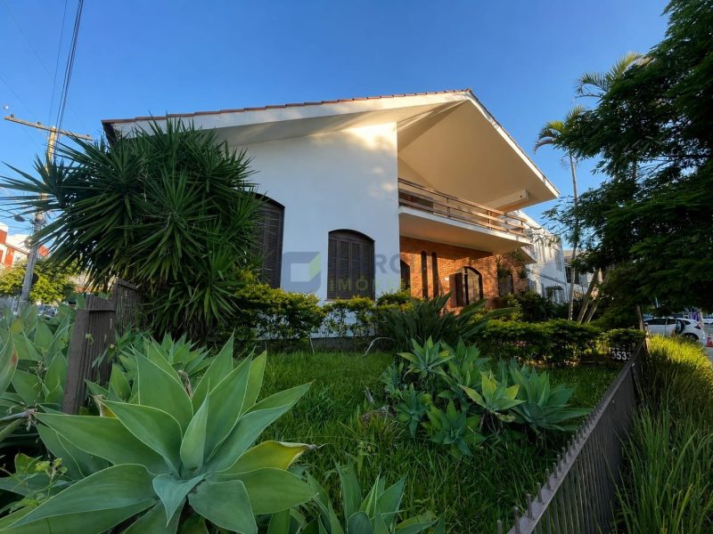 Casa com 500m², 6 dormitórios, 6 suítes, 2 vagas no bairro Chácara das Pedras em Porto Alegre