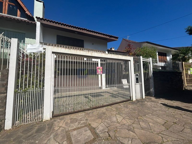 Casa com 240m², 4 dormitórios, 1 suíte, 3 vagas no bairro Jardim Itu em Porto Alegre