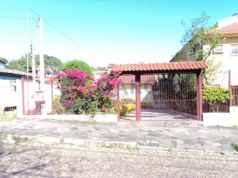 Casa com 363m², 3 dormitórios, 1 suíte, 2 vagas no bairro Partenon em Porto Alegre