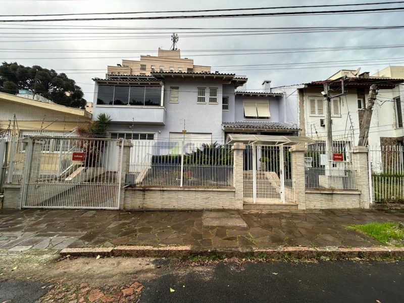 Casa com 340m², 5 dormitórios, 3 suítes, 4 vagas no bairro Sarandi em Porto Alegre