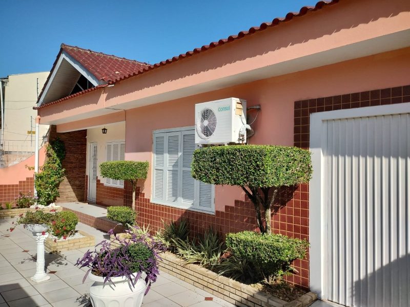 Casa com 161m², 3 dormitórios, 1 suíte, 3 vagas no bairro Jardim Ingá em Porto Alegre