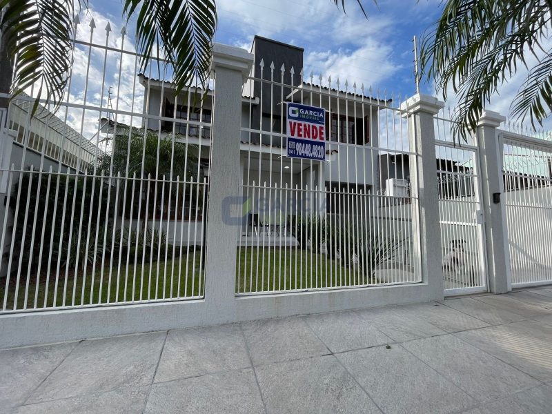 Casa com 280m², 3 dormitórios, 1 suíte, 4 vagas no bairro Parque Santa Fé em Porto Alegre