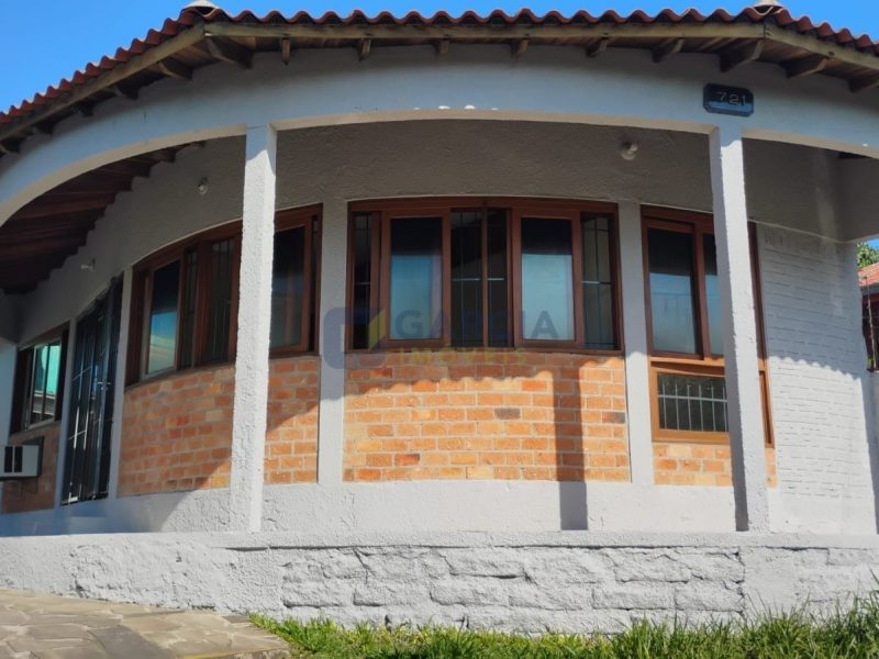 Casa com 80m², 2 dormitórios, 2 vagas no bairro Rubem Berta em Porto Alegre