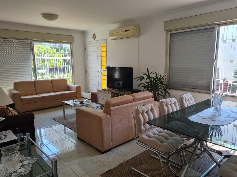 Casa com 188m², 3 dormitórios, 1 suíte, 3 vagas no bairro Jardim Itu Sabará em Porto Alegre