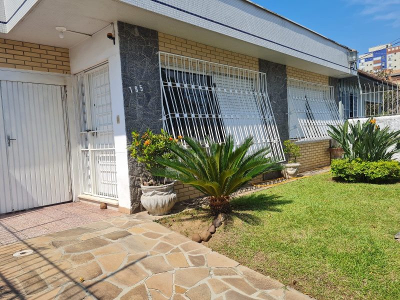 Casa com 188m², 3 dormitórios, 1 suíte, 3 vagas no bairro Jardim Itu Sabará em Porto Alegre