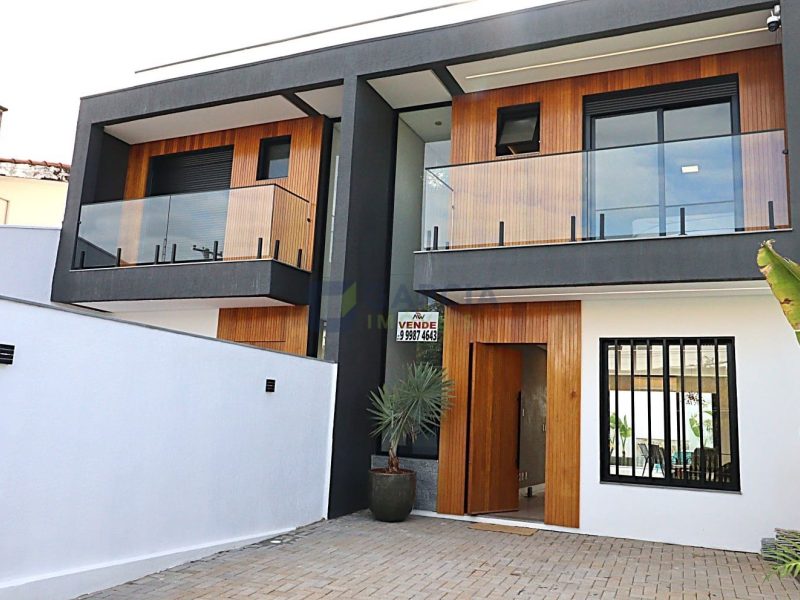 Casa com 132m², 3 dormitórios, 1 suíte, 1 vaga no bairro São Sebastião em Porto Alegre