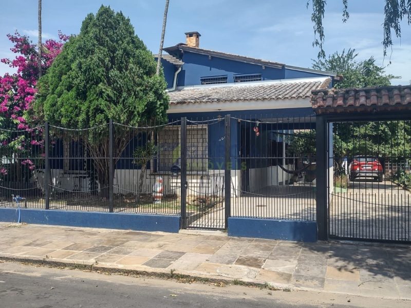 Casa com 356m², 3 dormitórios, 1 suíte, 2 vagas no bairro Sarandi em Porto Alegre