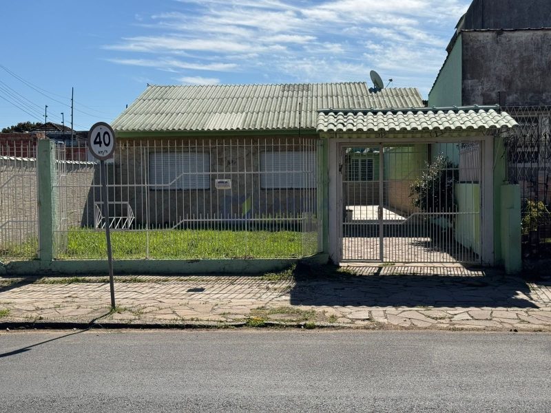 Casa com 103m², 2 dormitórios, 5 vagas no bairro Sarandi em Porto Alegre