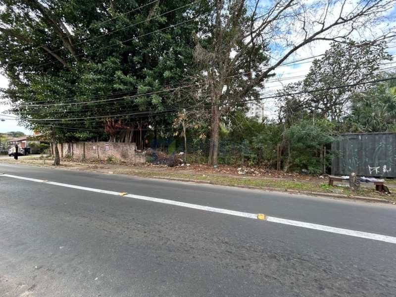 Terreno com 724m² no bairro Jardim Lindóia em Porto Alegre