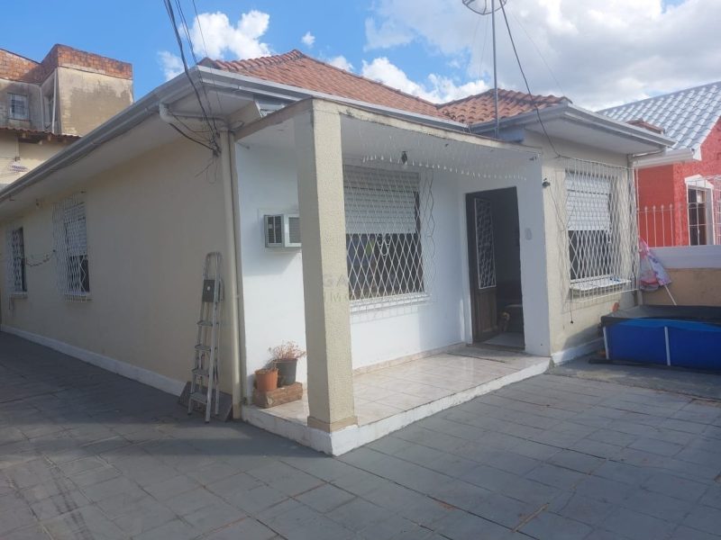 Casa com 250m², 3 dormitórios, 4 vagas no bairro Parque Minuano em Porto Alegre