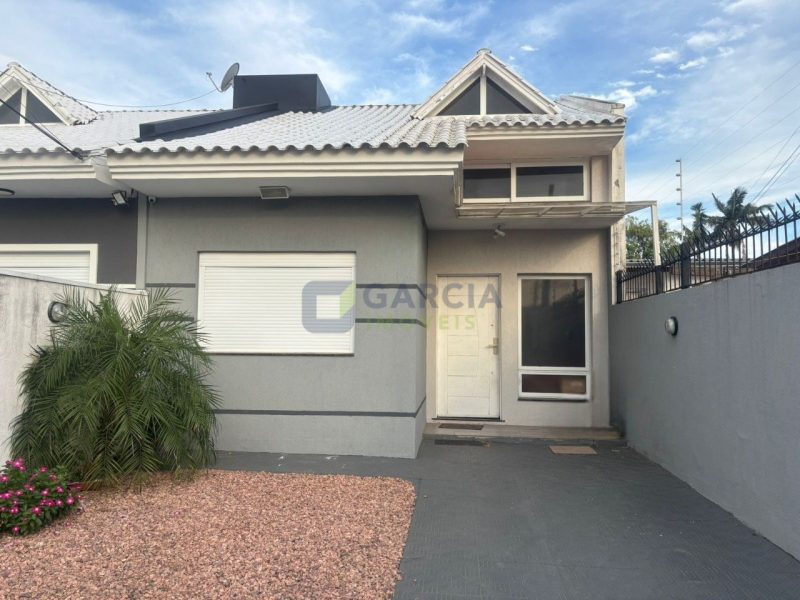 Casa com 88m², 2 dormitórios, 2 vagas no bairro Sarandi em Porto Alegre