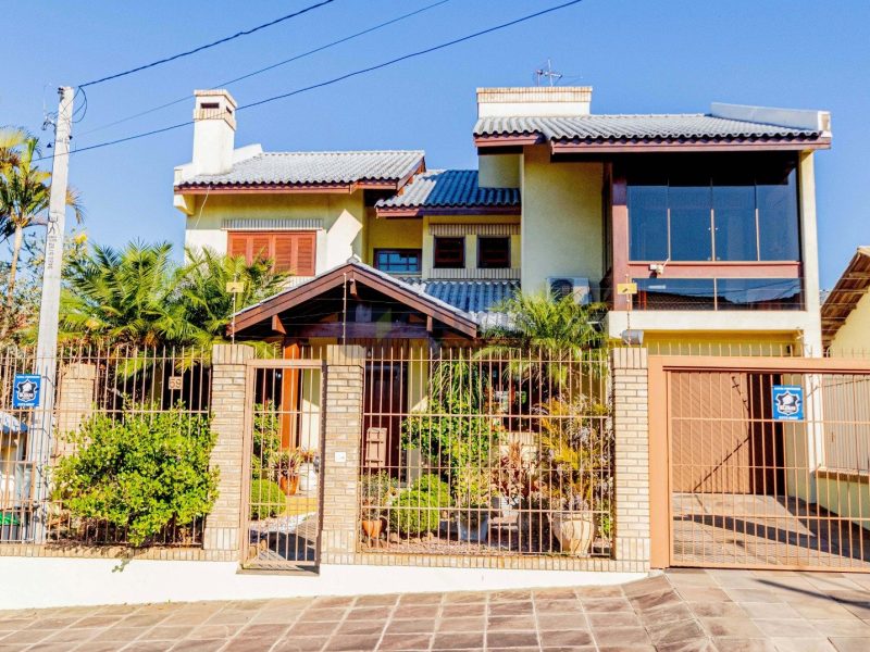 Casa com 302m², 4 dormitórios, 2 suítes, 4 vagas no bairro Jardim Lindóia em Porto Alegre