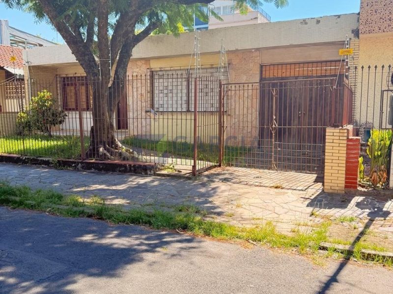 Casa com 73m², 3 dormitórios, 4 vagas no bairro Sarandi em Porto Alegre